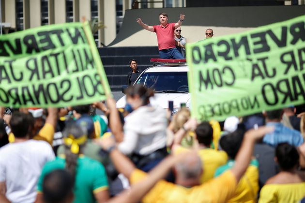 Bolsonaro em manifestação a favor de intervenção militar