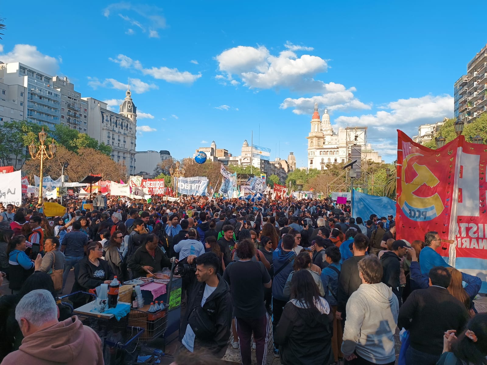 Manifestantes tomam a praça do congresso em Buenos Aires. Foto: Bruno Falci