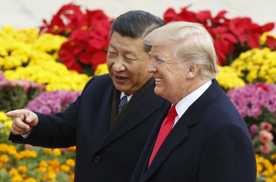 Xi Jinping e Donald Trump participam de uma cerimônia de boas-vindas em Pequim em 2017. Fotógrafo: Thomas Peter-Pool/Getty Images