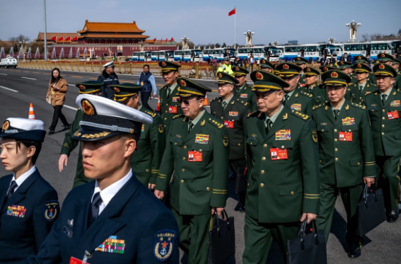 Delegados militares chegam para o encerramento da Segunda Sessão do 14º Congresso Nacional do Povo (NPC) na Praça da Paz Celestial, em Pequim, em 11 de março de 2024. Fotógrafo: Bloomberg