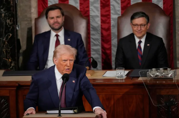 O presidente Donald Trump fala sobre a Groenlândia enquanto discursava em uma sessão conjunta do Congresso na Câmara dos Representantes, no Capitólio dos EUA, em Washington, DC, em 4 de março de 2025 [Julia Demaree Nikhinson/AP Photo]