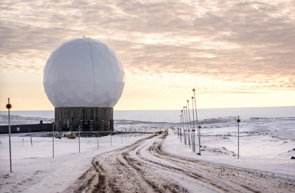 Uma vista da Base Espacial Pituffik (antiga Base Aérea de Thule) na Groenlândia, em 4 de outubro de 2023 [Ritzau Scanpix/Thomas Traasdahl via Reuters]