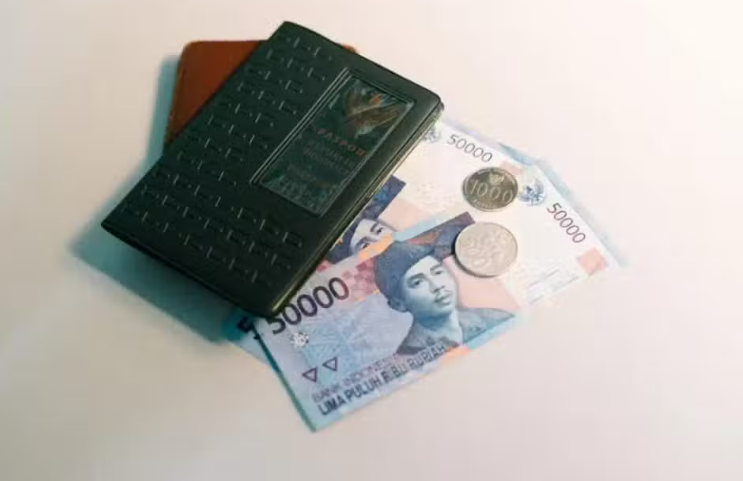 A moeda indonésia atinge seu nível mais fraco em décadas, refletindo temores sobre a política econômica de Prabowo e o impacto fiscal de seus gastos.