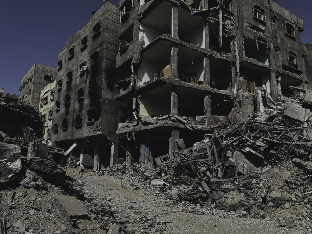 O bombardeio israelense continuou durante o Eid, matando dezenas em Gaza, enquanto Netanyahu rejeita concessões e mantém ofensiva contra o Hamas.