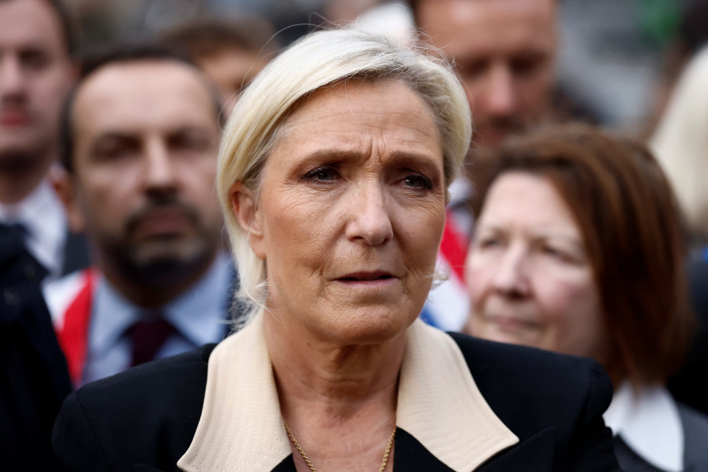 Tribunal decreta pena de prisão para Le Pen