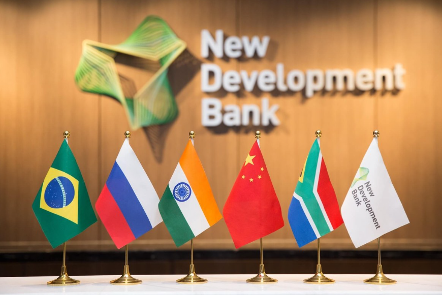 Com sede em Xangai, na China, o banco multilateral de desenvolvimento foi fundado pelos países BRICS - Brasil, Rússia, Índia, China e África do Sul