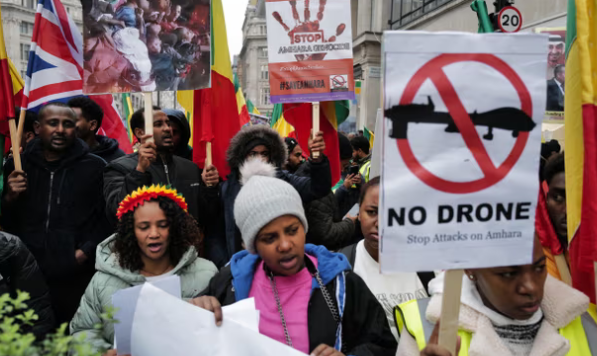 Membros da Associação Amhara protestam em Londres contra o que eles descrevem como genocídio na região de Amhara, na Etiópia, em 10 de novembro de 2024. Fotografia: Zuma Press, Inc./Alamy