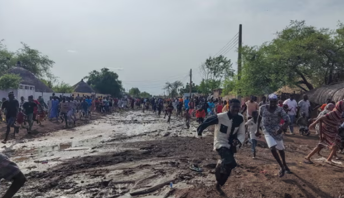 Pessoas correm após ouvir uma explosão, supostamente de um drone que caiu, na cidade de al-Qadarif, no leste do Sudão, em 11 de julho de 2024. Fotografia: AFP/Getty Images