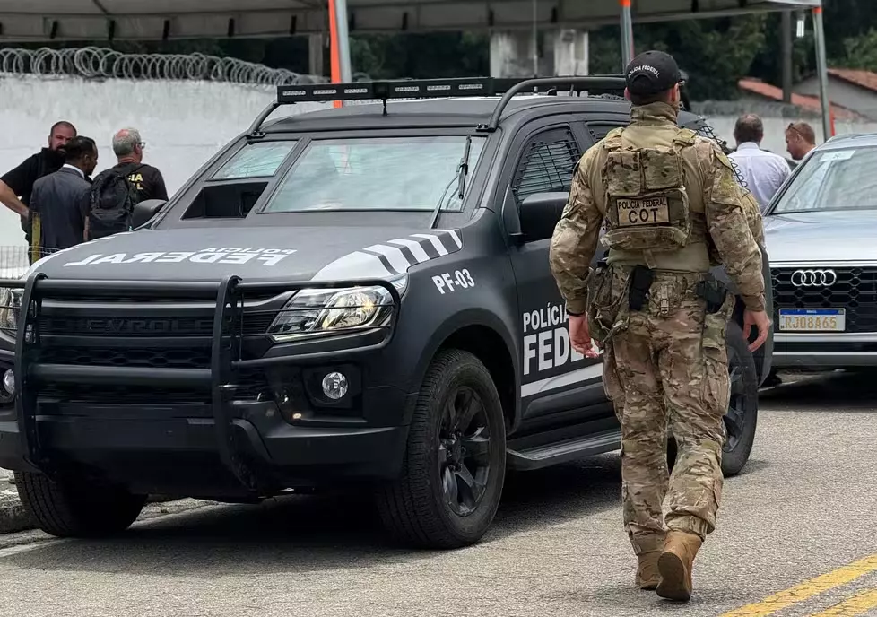 Polícia Federal investiga campanha de vereadora ligada a facção criminosa. Três assessores foram afastados da Câmara de Teresina.