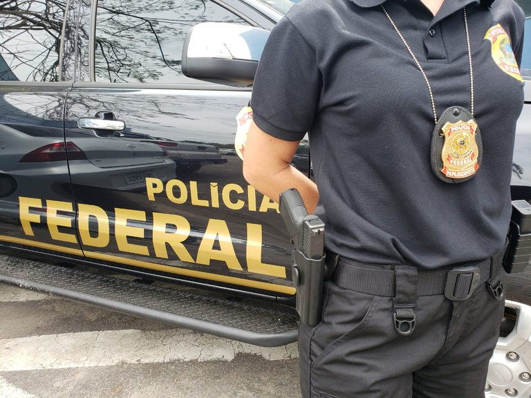 Polícia Federal investiga campanha de vereadora ligada a facção criminosa. Três assessores foram afastados da Câmara de Teresina.