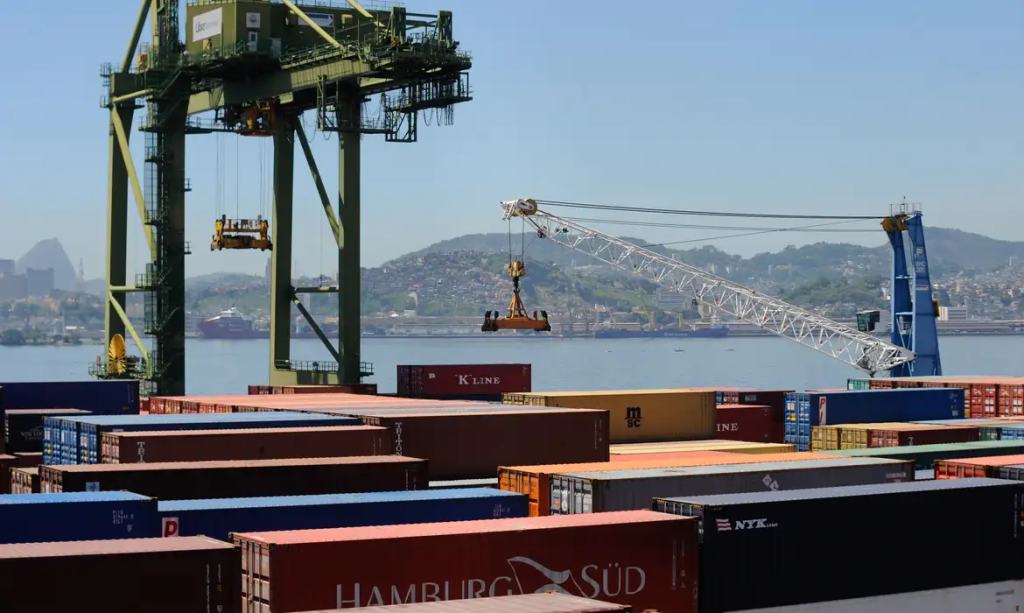 Novas tarifas e incertezas políticas ameaçam derrubar ainda mais o volume global de bens, revertendo a recuperação registrada em 2024.
