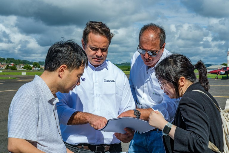 Brasil e China discutem ligação ferroviária entre Ilhéus e o Pacífico, criando rota comercial estratégica que une Atlântico, interior do país e Ásia.