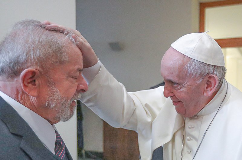 Papa Francisco morre aos 88 anos e deixa como legado o apoio a Lula durante a prisão, com cartas que emocionaram o mundo e uniram fé e política.