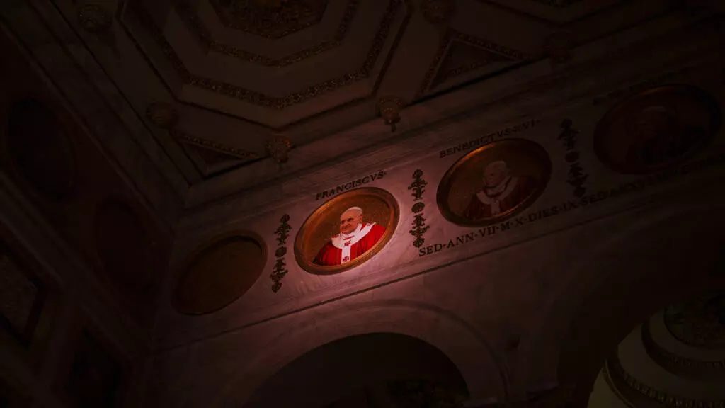 Com a Sé vacante, cardeais do mundo todo se reúnem para conduzir o conclave, entre tradições antigas e escolhas que podem moldar o futuro da Igreja.