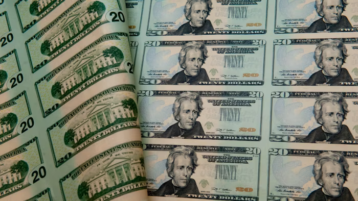 Investidores globais repensam a exposição ao mercado americano, desafiando a força da moeda mais influente do planeta.