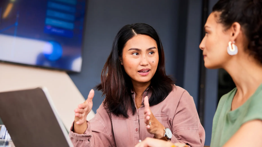 Em um cenário de ansiedade social, especialistas alertam: a IA pode apoiar, mas não deve substituir o vínculo e a colaboração no ambiente de trabalho.