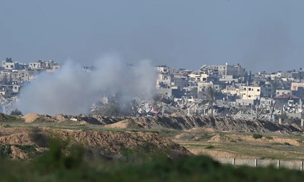 Ataques aéreos atingiram casas e tendas no sul de Gaza, ceifando vidas no feriado sagrado. Famílias enfrentam f