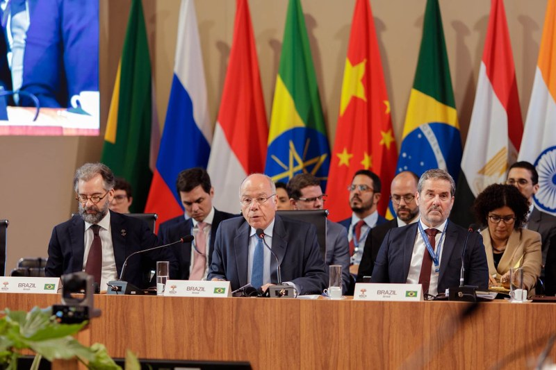 Reunião histórica dos BRICS no Rio traça caminhos para a reforma global e defende o multilateralismo como via para a paz e o desenvolvimento sustentável.