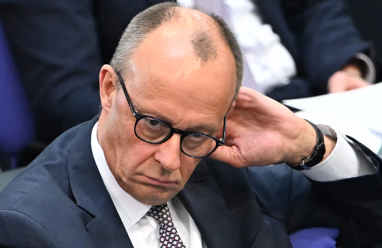 Com apoio em queda e alianças frágeis, Merz tenta recuperar a confiança de um eleitorado que já se pergunta se foi traído.