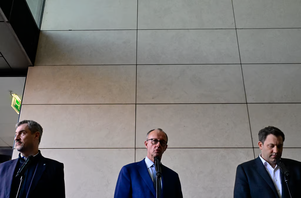 O chanceler eleito enfrenta uma crise precoce com queda de aprovação, pressão da juventude conservadora e ataques da extrema direita.