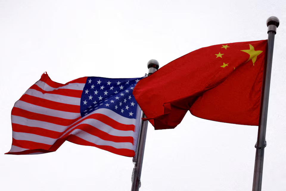 EUA e China chegam a acordo para cortar tarifas temporariamente, aliviando temores de queda.