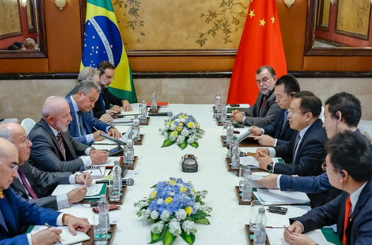 Lula na China: primeira agenda resulta em R$ 1 bi para combustível verde de aviação no Brasil.
