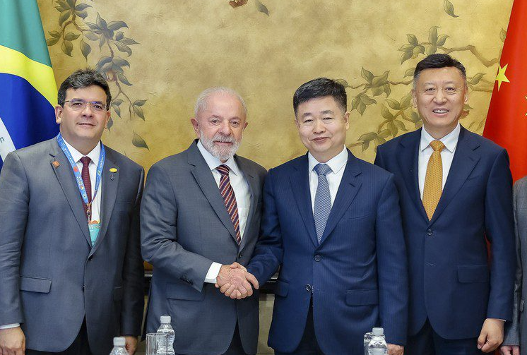 Investimento em projeto de combustível feito de cana-de-açúcar para aviões é o primeiro resultado comercial das reuniões em Pequim.
