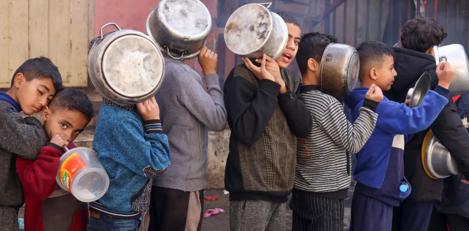 Crianças em Gaza choram por comida enquanto o cerco aperta.