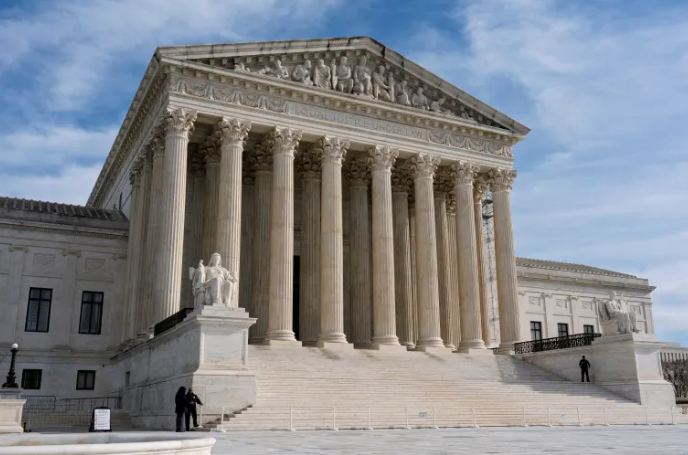 A maioria do tribunal mais uma vez confirmou a decisão de que os migrantes tinham direito ao devido processo legal antes de suas deportações.