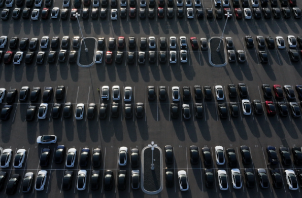 Veículos elétricos como os fabricados pela Tesla dependem de ímãs de terras raras.