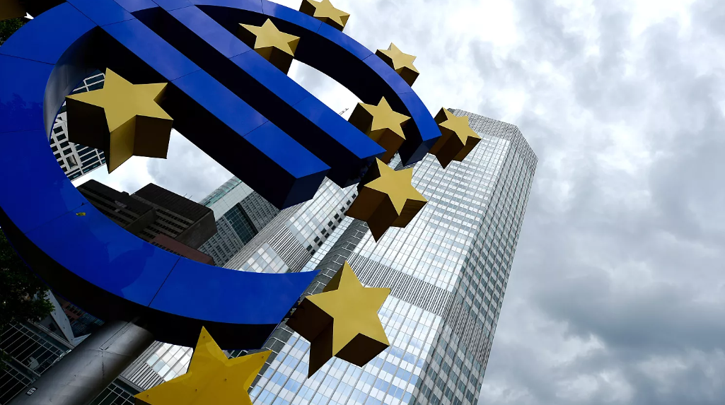UE reduz previsões de crescimento devido a tarifas mais altas dos EUA e incerteza.