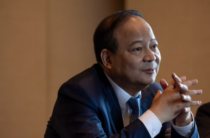 O fundador da CATL, Robin Zeng, diz que as baterias de seus caminhões podem ser trocadas em apenas cinco minutos © Paul Yeung/Bloomberg