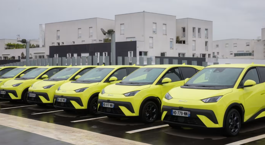 Enquanto as vendas da Tesla despencam, a BYD dispara 169% em elétricos e conquista um mercado europeu cada vez mais competitivo e exigente.