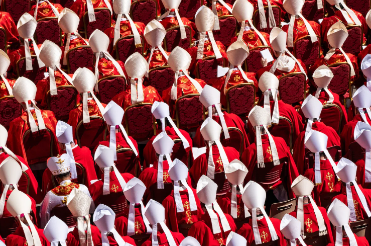Como o Papa Francisco moldou o conclave papal para refletir uma igreja em mudança.