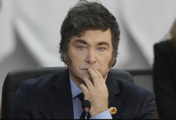Milei chama sonegadores de “heróis” e critica quem paga impostos Presidente argentino compara o Estado a um ladrão e propõe regulamentar US$ 300 bilhões fora do sistema bancário