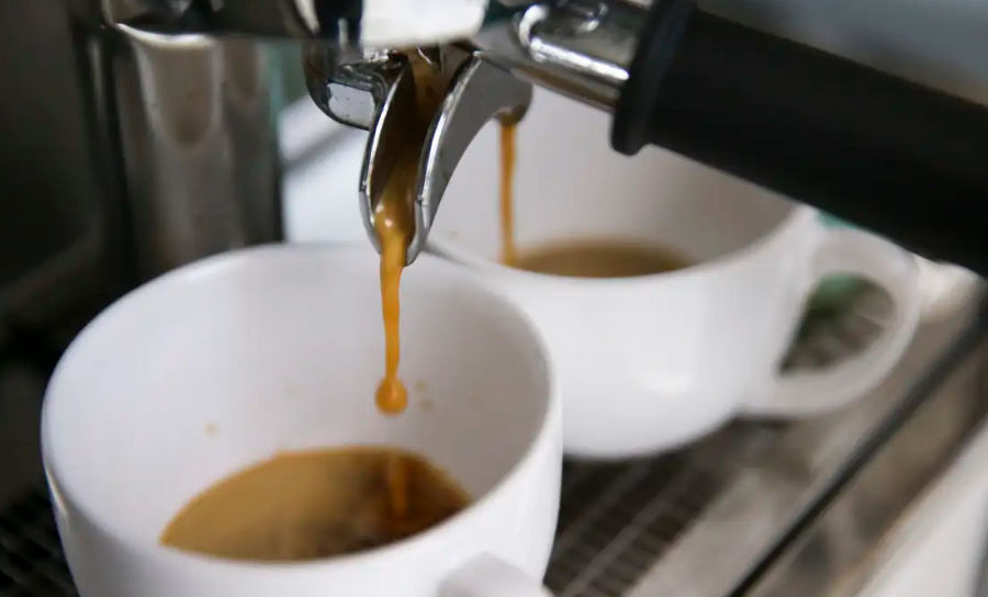 Consumo de café despenca 16% em abril em meio à alta de preços, mostra associação da indústria.