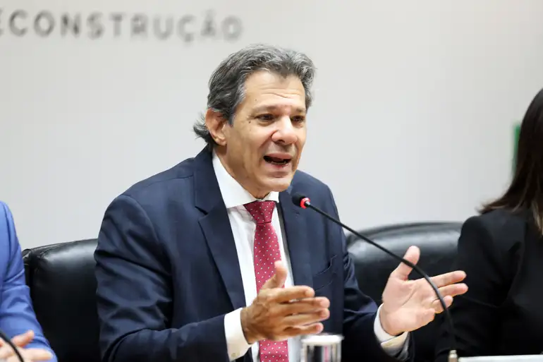 IOF: 'puxadinho', 'sinal de fraqueza' e 'prato cheio' para oposição, dizem analistas sobre recuo do governo Horas após anúncio, governo desistiu de elevar imposto nas aplicações de fundos nacionais no exterior. Para economistas, episódio reflete governo que tem medidas econômicas frágeis.