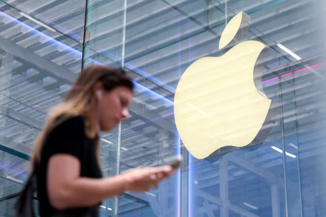 Trump ameaça impor tarifa de 25% sobre iPhones fabricados fora dos EUA.