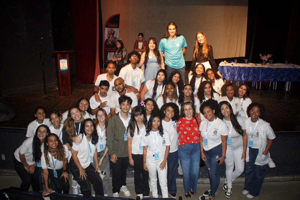 Lilian Behring participa de evento da FAETEC e ressalta o papel essencial dos técnicos de enfermagem na base do SUS e no acolhimento dos pacientes.