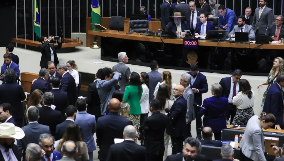 Senado aprova reajuste salarial para servidores do Executivo federal