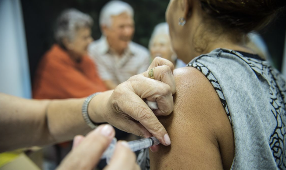 Infogripe aponta que influenza causa 72,5% das mortes por SRAG em 2024, com impacto maior entre idosos e crianças em diversas regiões do país.