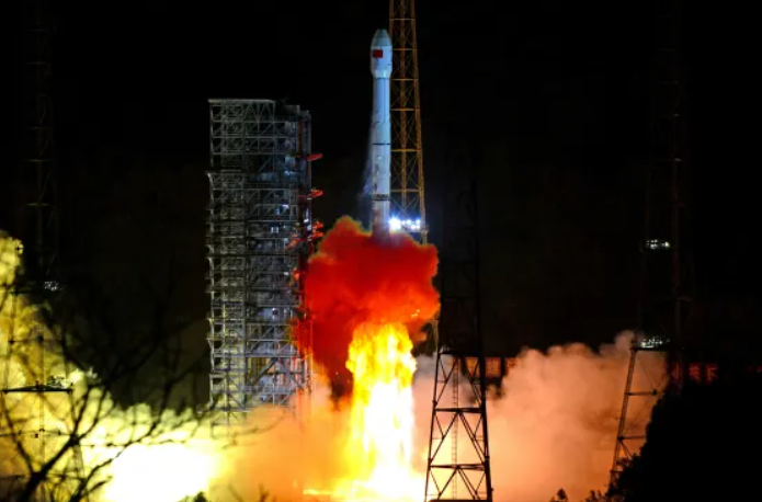 China lança missão histórica para recuperar amostras intocadas de asteroides.
