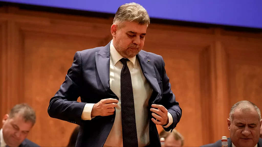 Com críticas internas e alianças fragilizadas, o premiê romeno deixa o cargo e abre espaço para nova disputa pelo comando do governo.