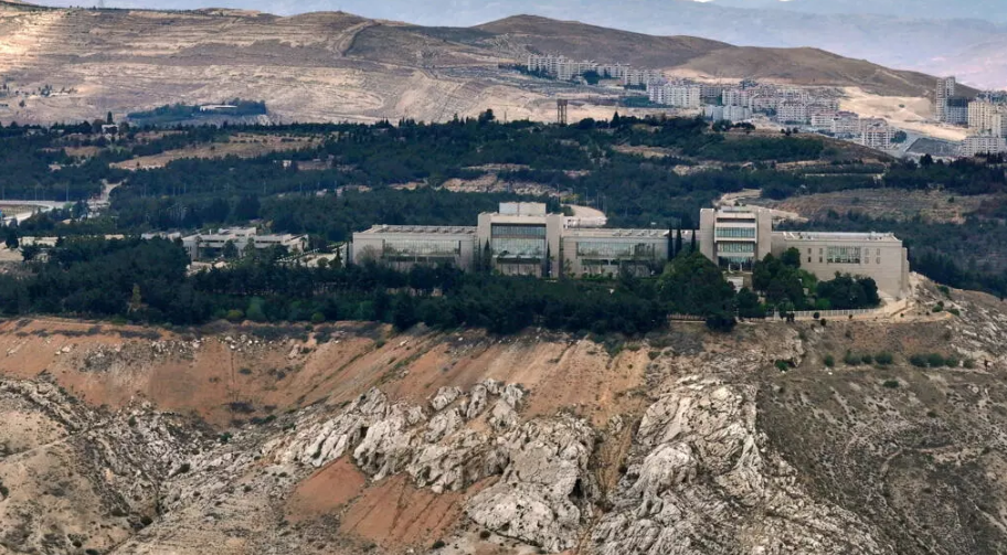 O governo sírio afirma que defenderá seu povo “por todos os meios” após ataque israelense atingir área próxima ao palácio presidencial em Damasco.