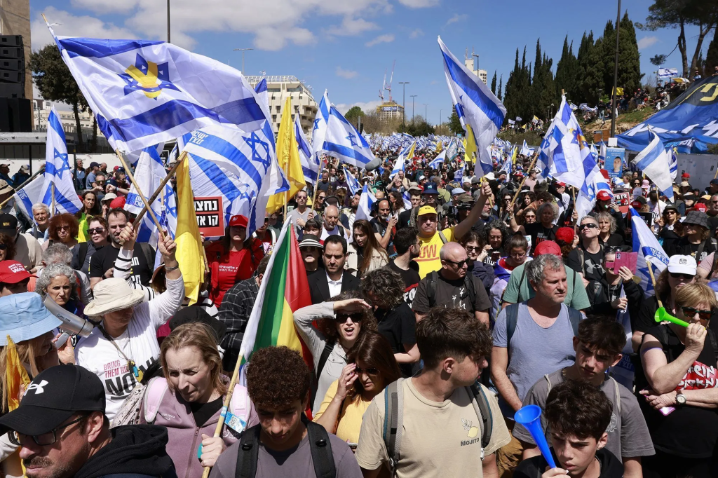 Polícia dispersa protestos em Jerusalém enquanto aumenta pressão internacional contra estratégia que pode agravar crise humanitária em Gaza.