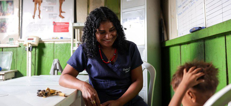 Número de profissionais atuando na região ultrapassou 1,7 mil, aumento de 158% desde 2023. Os dados são do Informe 7 do Centro de Operações de Emergências Yanomami.