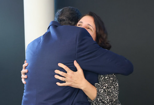 Presidente do STF recebe oficiala de justiça alvo de constrangimento no exercício da função.