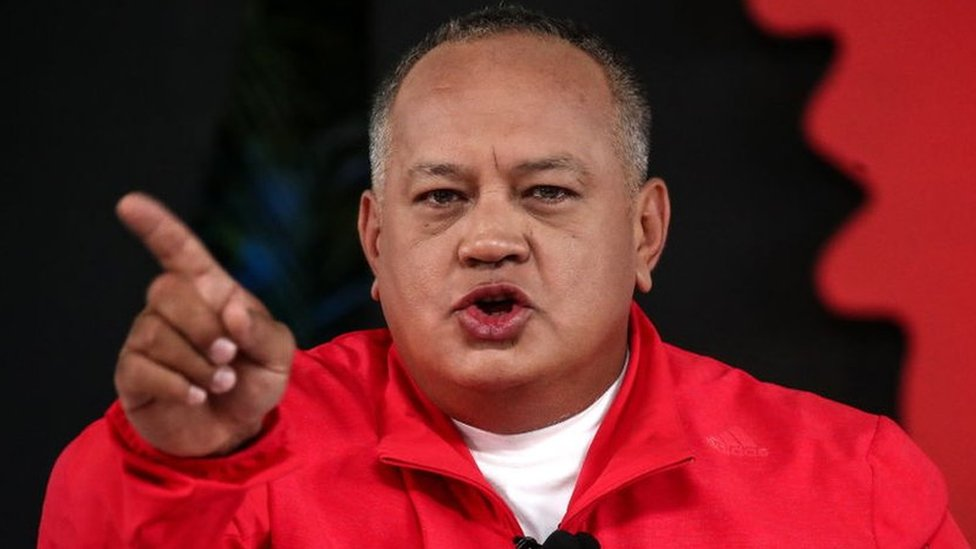 Líderes oposicionistas celebram a saída negociada como vitória contra a opressão, enquanto o governo Maduro enfrenta críticas por repressão e cerco diplomático.