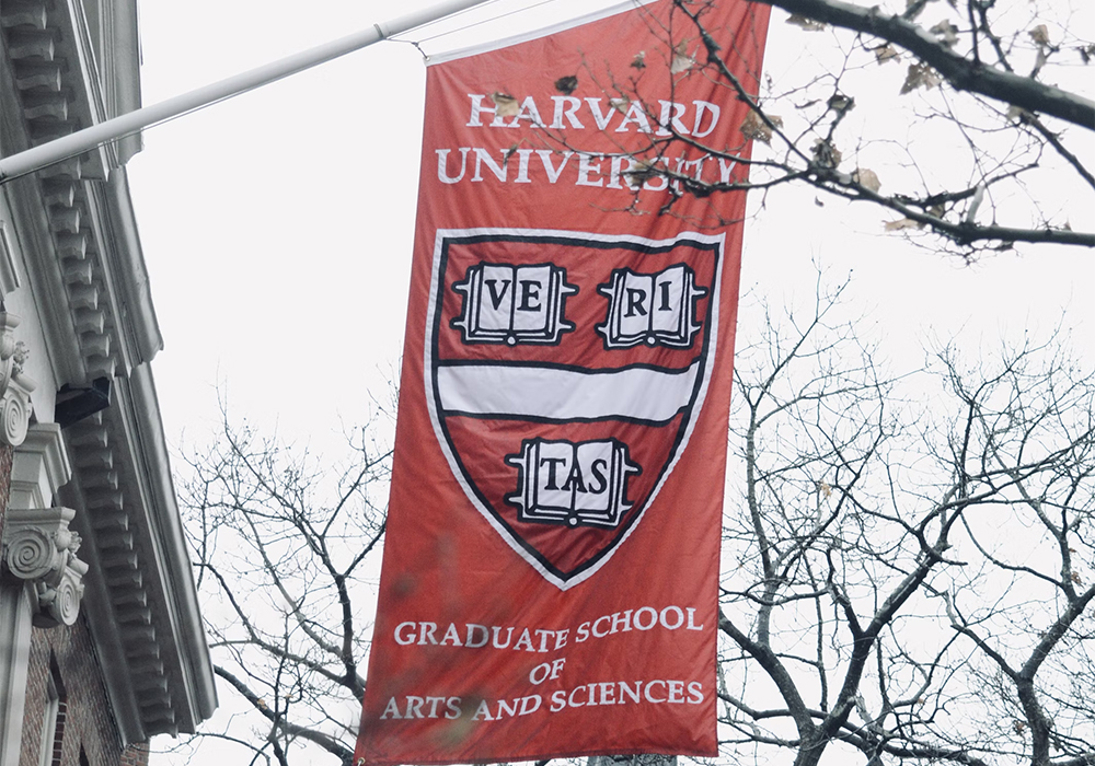 EUA passam a investigar postagens e interações digitais de candidatos aos vistos F, M e J, com foco em supostas ameaças à segurança nacional.