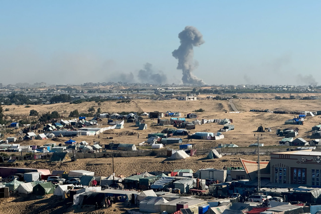Palestinos foram mortos enquanto esperavam alimentos em Rafah e Nuseirat; hospitais relatam dezenas de feridos em estado crítico.